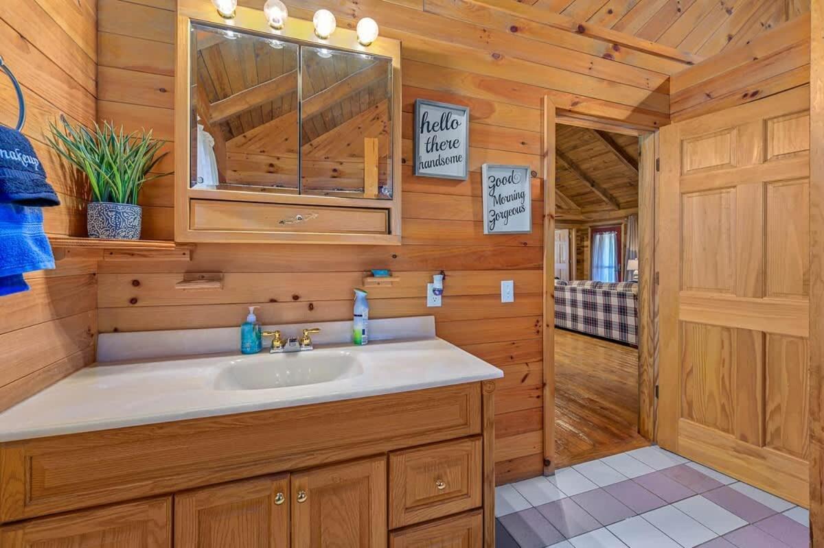 Beautiful View! Log Cabin,Fireplace,Hot Tub,Arcade,Pool,Fishing Sevierville Esterno foto
