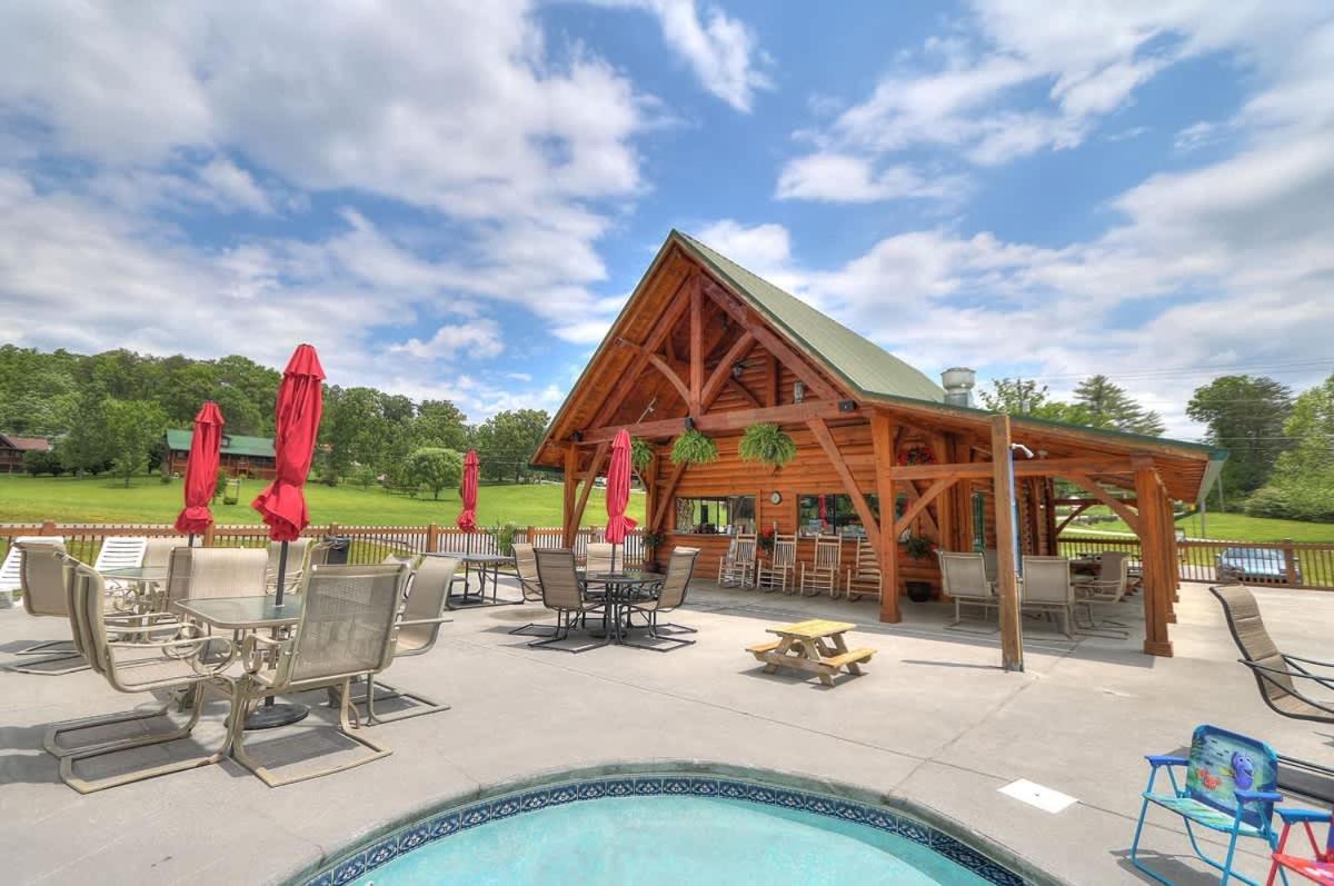 Beautiful View! Log Cabin,Fireplace,Hot Tub,Arcade,Pool,Fishing Sevierville Esterno foto