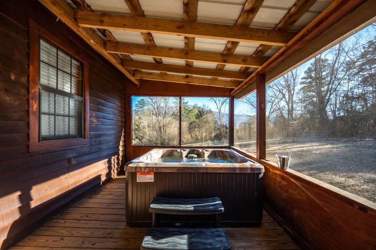 Beautiful View! Log Cabin,Fireplace,Hot Tub,Arcade,Pool,Fishing Sevierville Esterno foto