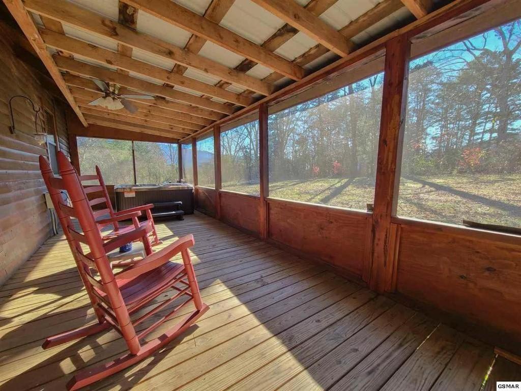 Beautiful View! Log Cabin,Fireplace,Hot Tub,Arcade,Pool,Fishing Sevierville Esterno foto
