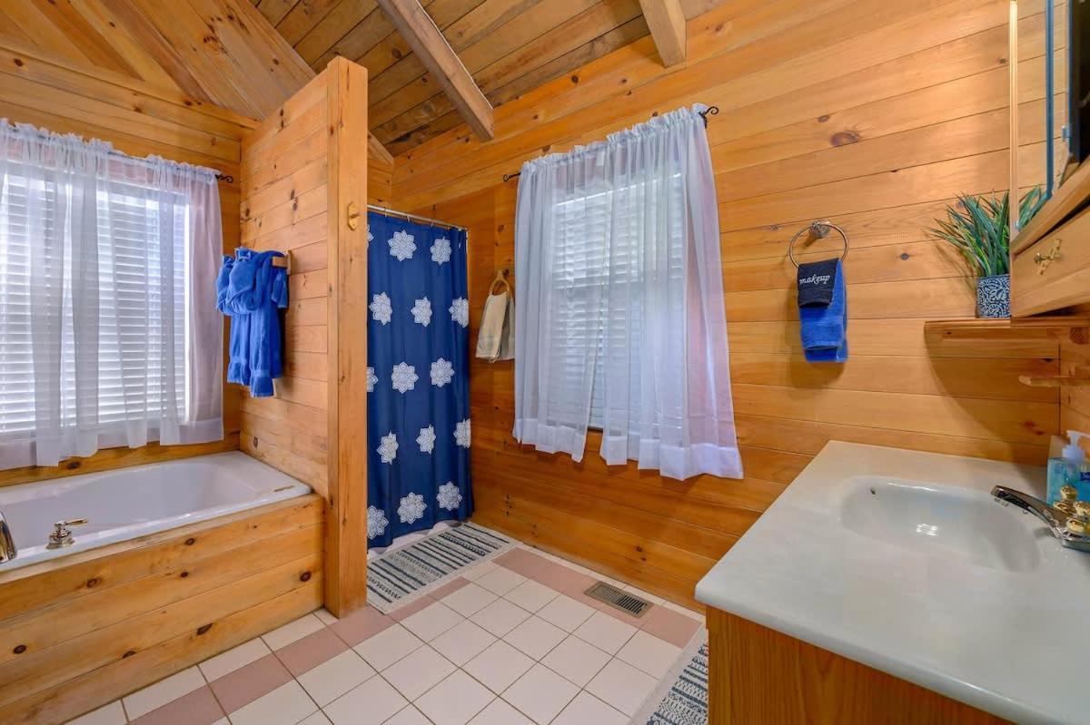 Beautiful View! Log Cabin,Fireplace,Hot Tub,Arcade,Pool,Fishing Sevierville Esterno foto