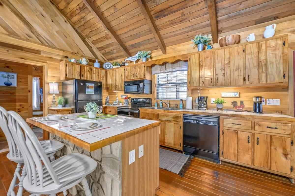 Beautiful View! Log Cabin,Fireplace,Hot Tub,Arcade,Pool,Fishing Sevierville Esterno foto