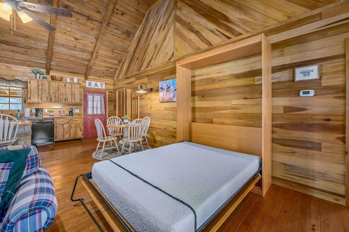 Beautiful View! Log Cabin,Fireplace,Hot Tub,Arcade,Pool,Fishing Sevierville Esterno foto