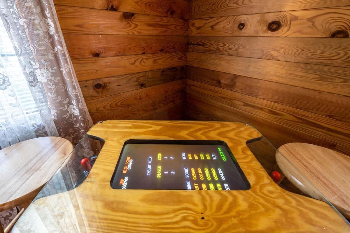 Beautiful View! Log Cabin,Fireplace,Hot Tub,Arcade,Pool,Fishing Sevierville Esterno foto