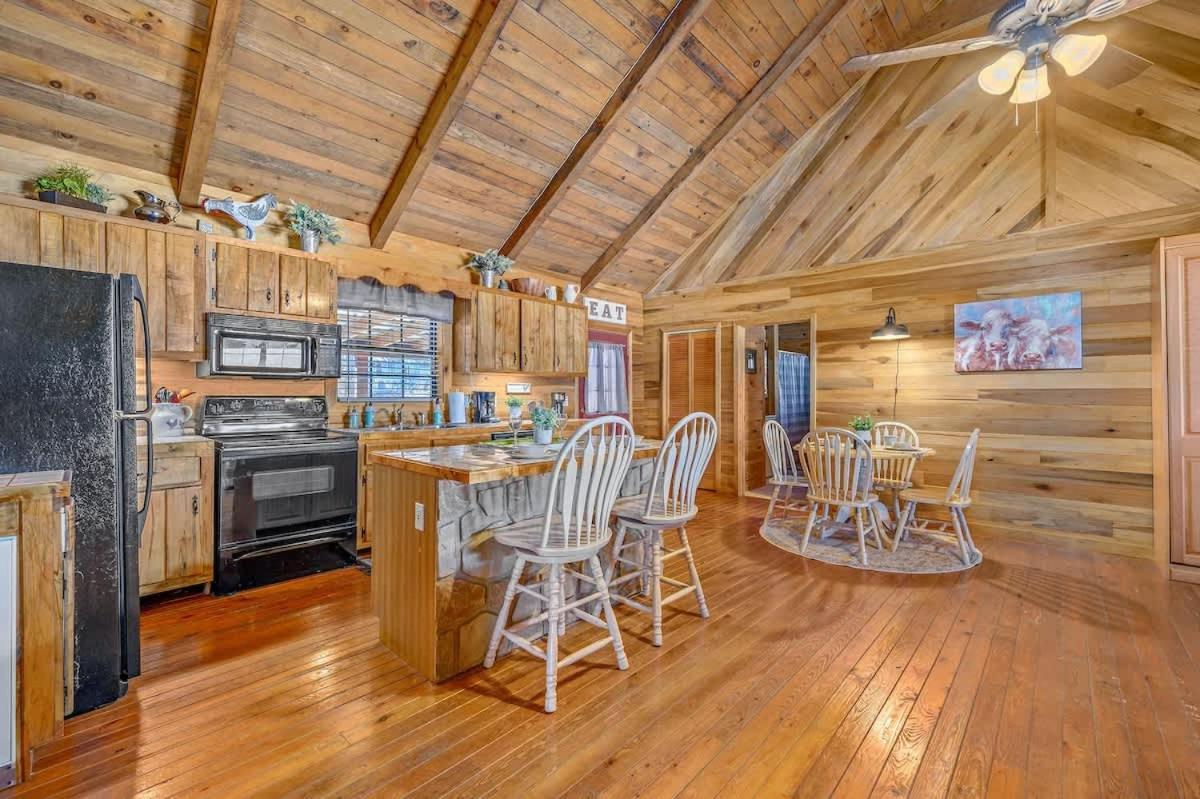 Beautiful View! Log Cabin,Fireplace,Hot Tub,Arcade,Pool,Fishing Sevierville Esterno foto