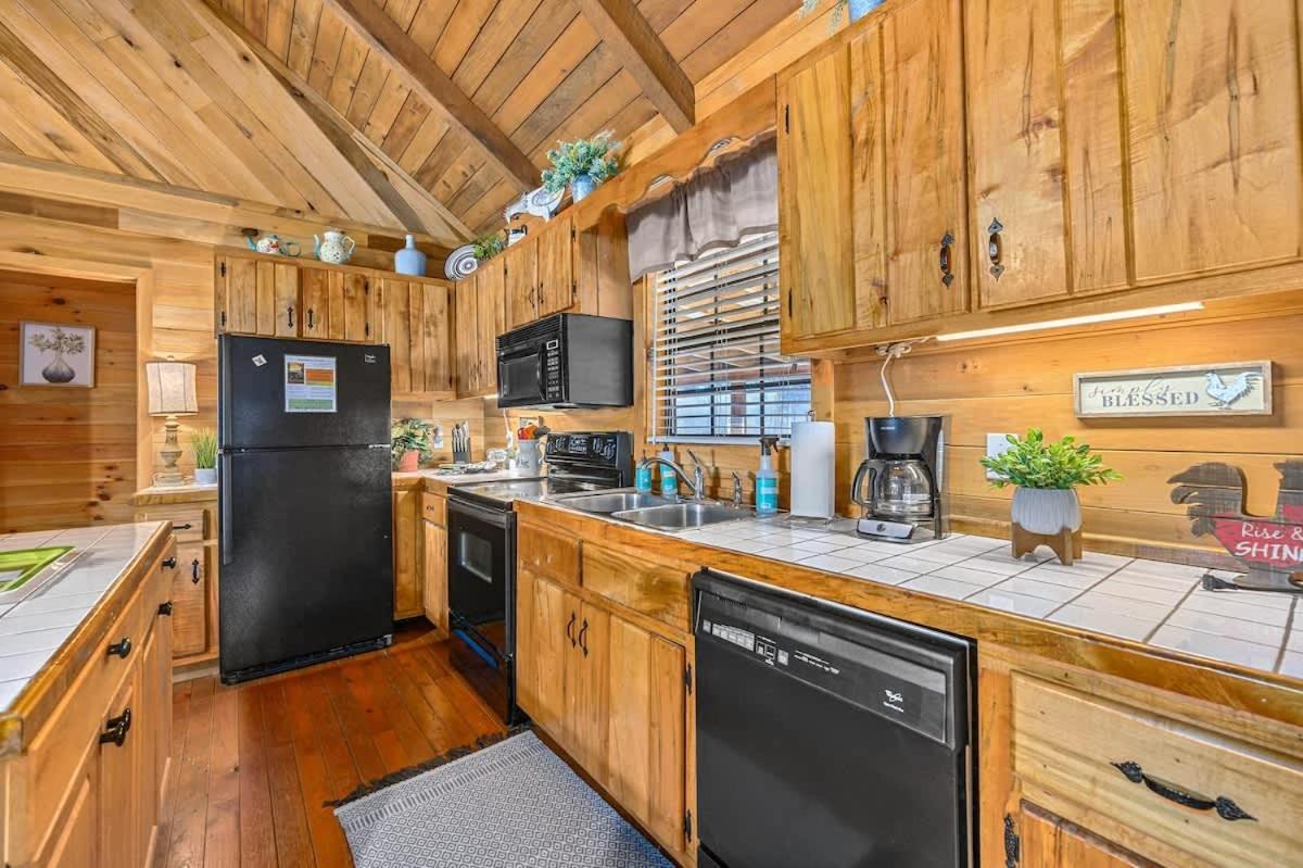 Beautiful View! Log Cabin,Fireplace,Hot Tub,Arcade,Pool,Fishing Sevierville Esterno foto
