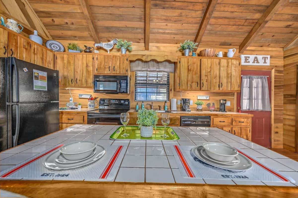 Beautiful View! Log Cabin,Fireplace,Hot Tub,Arcade,Pool,Fishing Sevierville Esterno foto