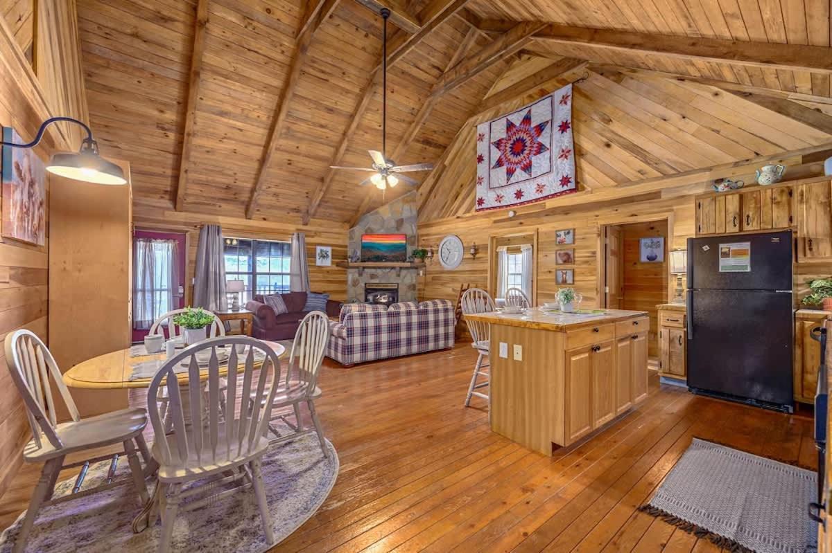 Beautiful View! Log Cabin,Fireplace,Hot Tub,Arcade,Pool,Fishing Sevierville Esterno foto