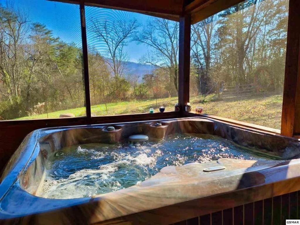 Beautiful View! Log Cabin,Fireplace,Hot Tub,Arcade,Pool,Fishing Sevierville Esterno foto